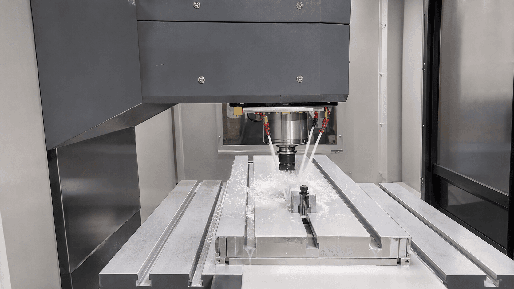 Centro de Mecanizado CNC con Refrigerante